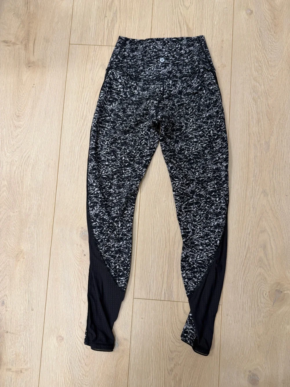 Lululemon Deep Breath Tight Iced Wave White Black Size 6